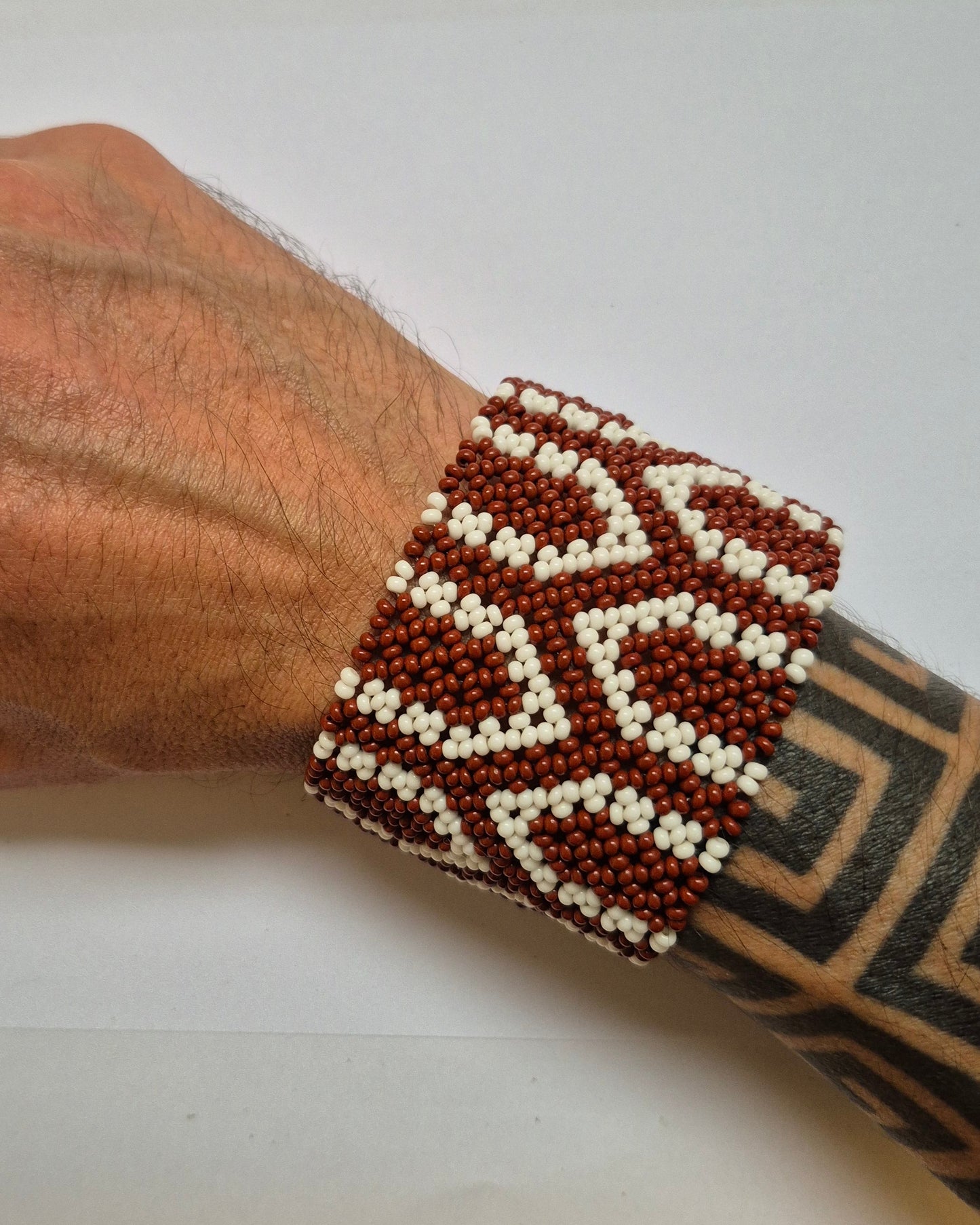 Pulseira de Miçanga Marrom e Branca Fio Elástico Povo Mehinako