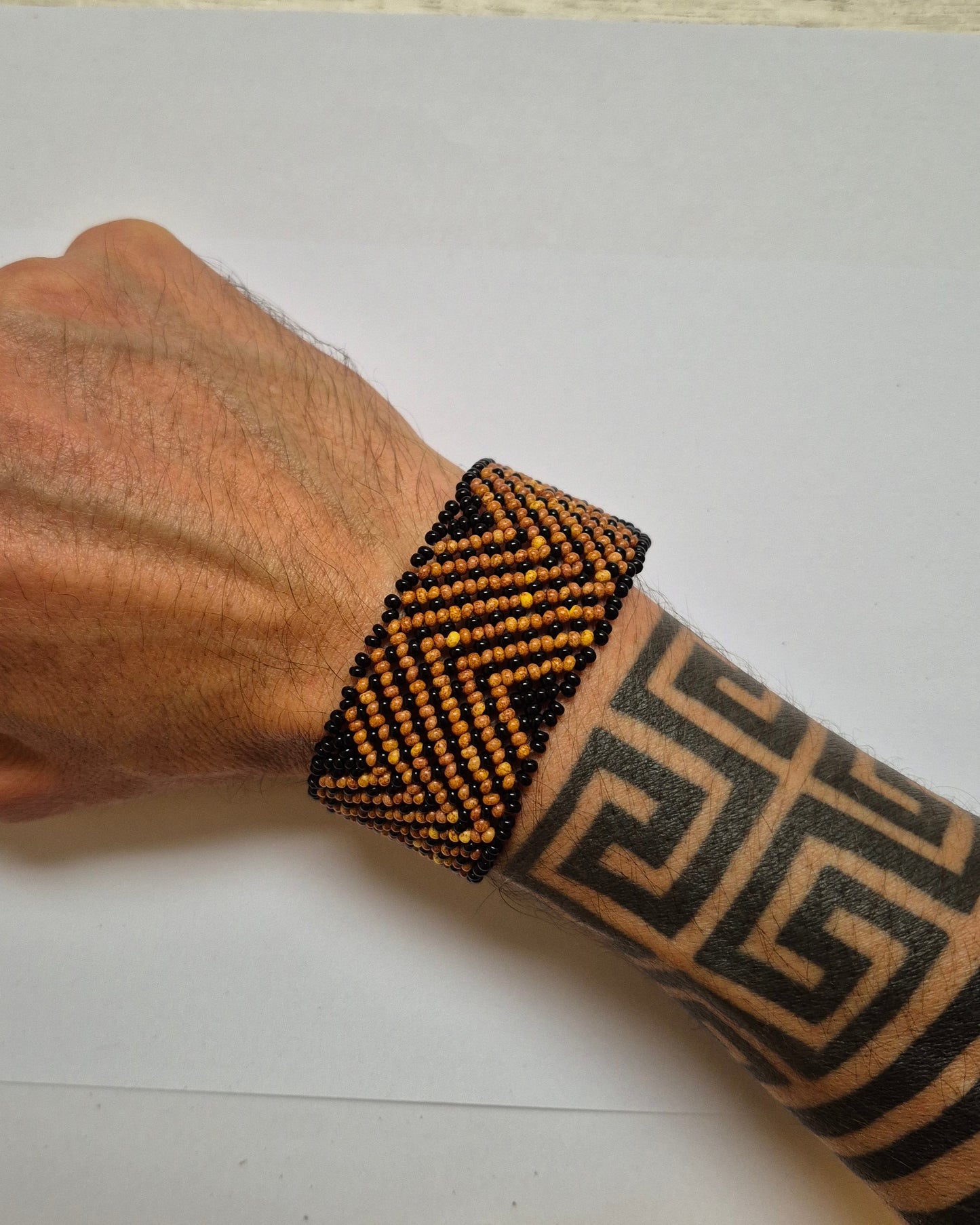 Pulseira de Miçanga Marrom e Preta Fio Elástico Povo Mehinako