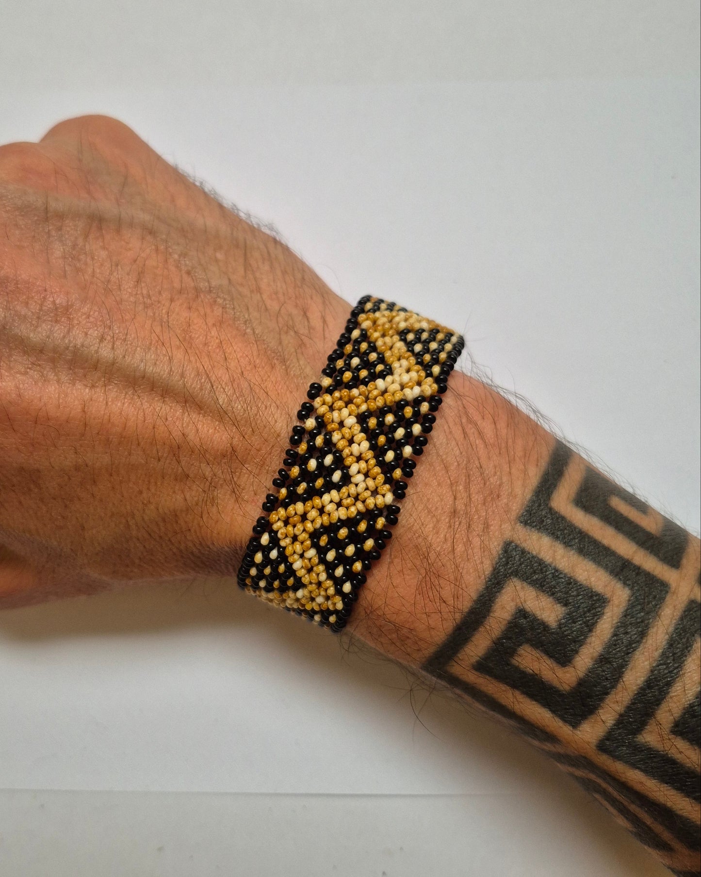 Pulseira de Miçanga Bege e Preta Fio Elástico Povo Mehinako