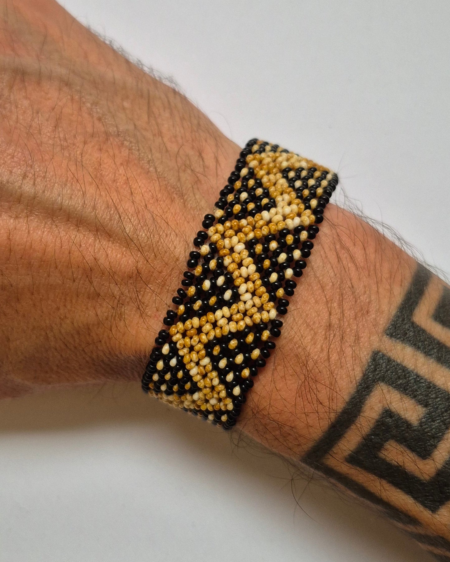 Pulseira de Miçanga Bege e Preta Fio Elástico Povo Mehinako