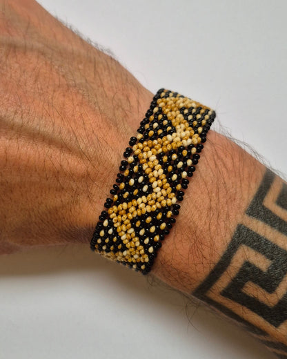 Pulseira de Miçanga Bege e Preta Fio Elástico Povo Mehinako