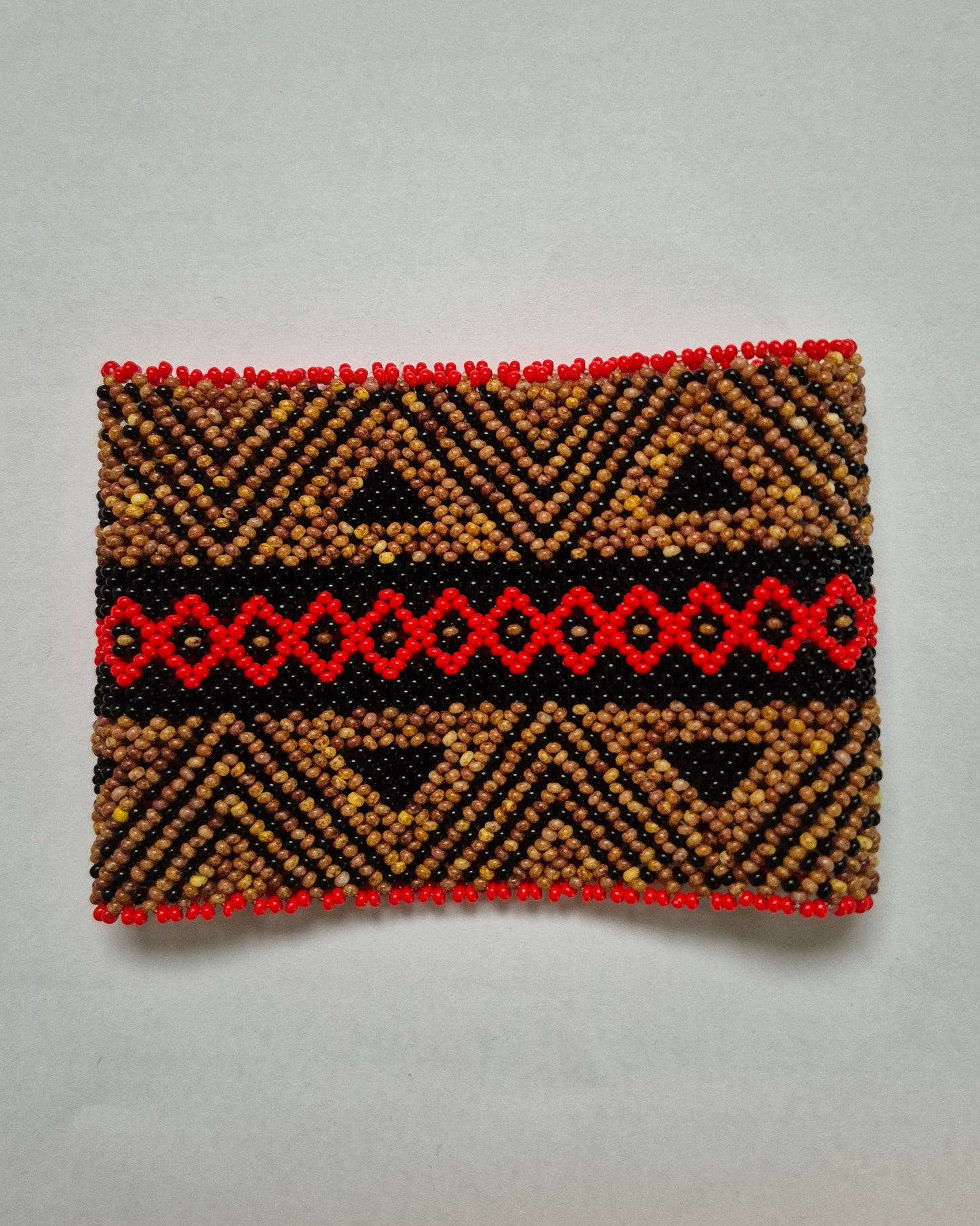 Pulseira de Miçanga Vermelha Preta e Marrom Fio Elástico Povo Waura
