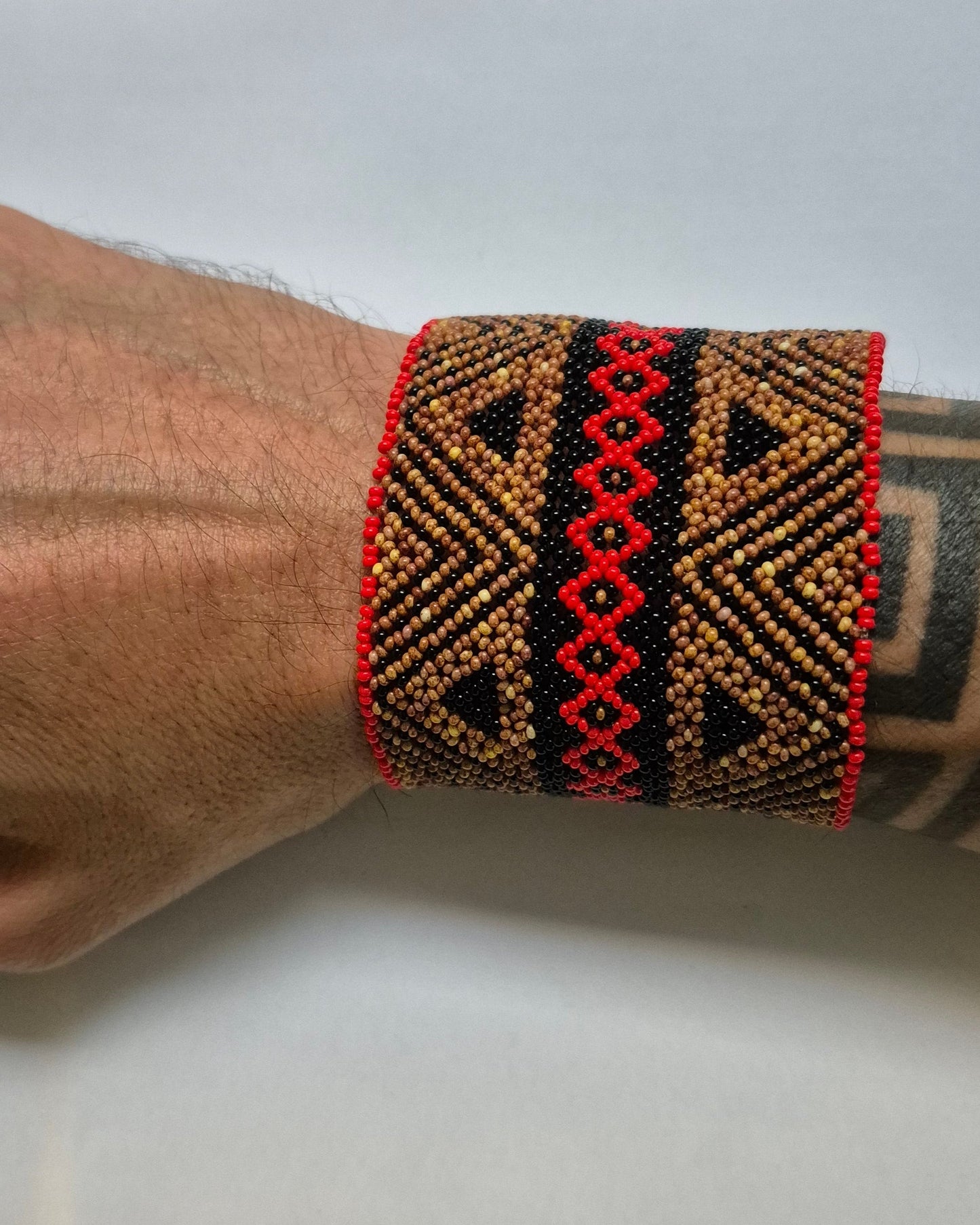 Pulseira de Miçanga Vermelha Preta e Marrom Fio Elástico Povo Waura