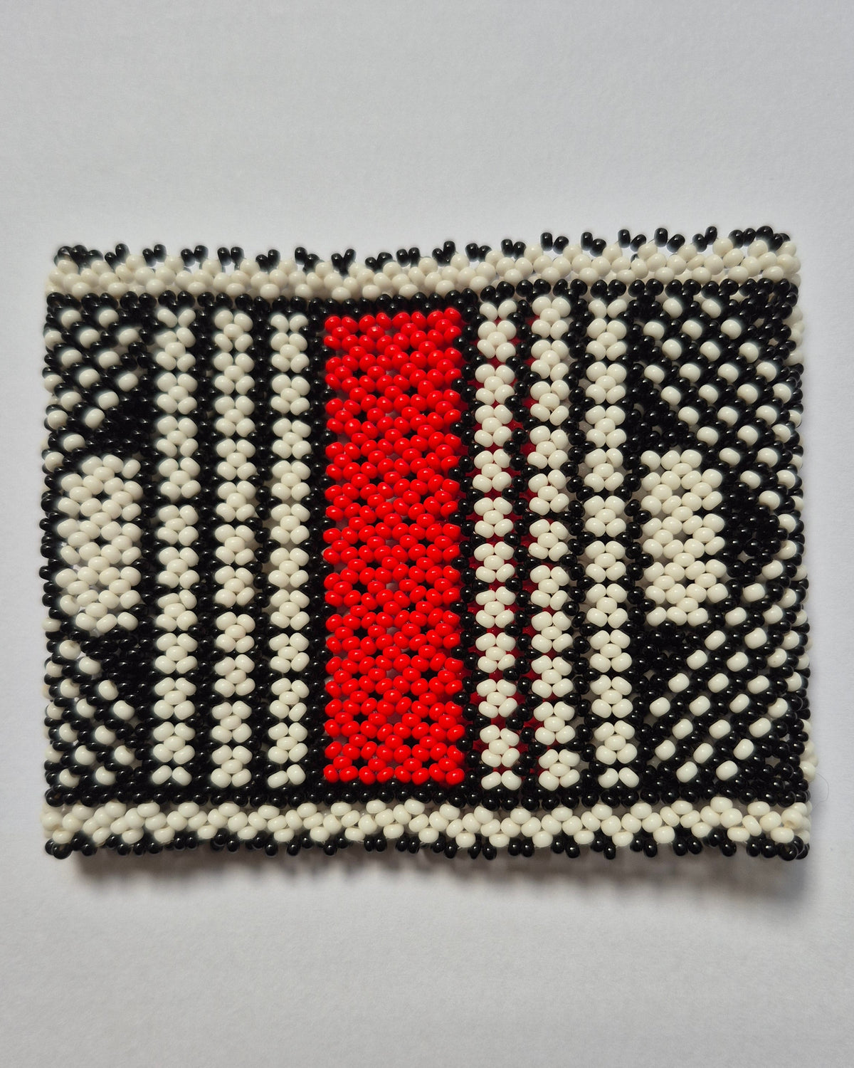 Pulseira de Miçanga Branca Preta e Vermelha  Fio elástico Povo Waura