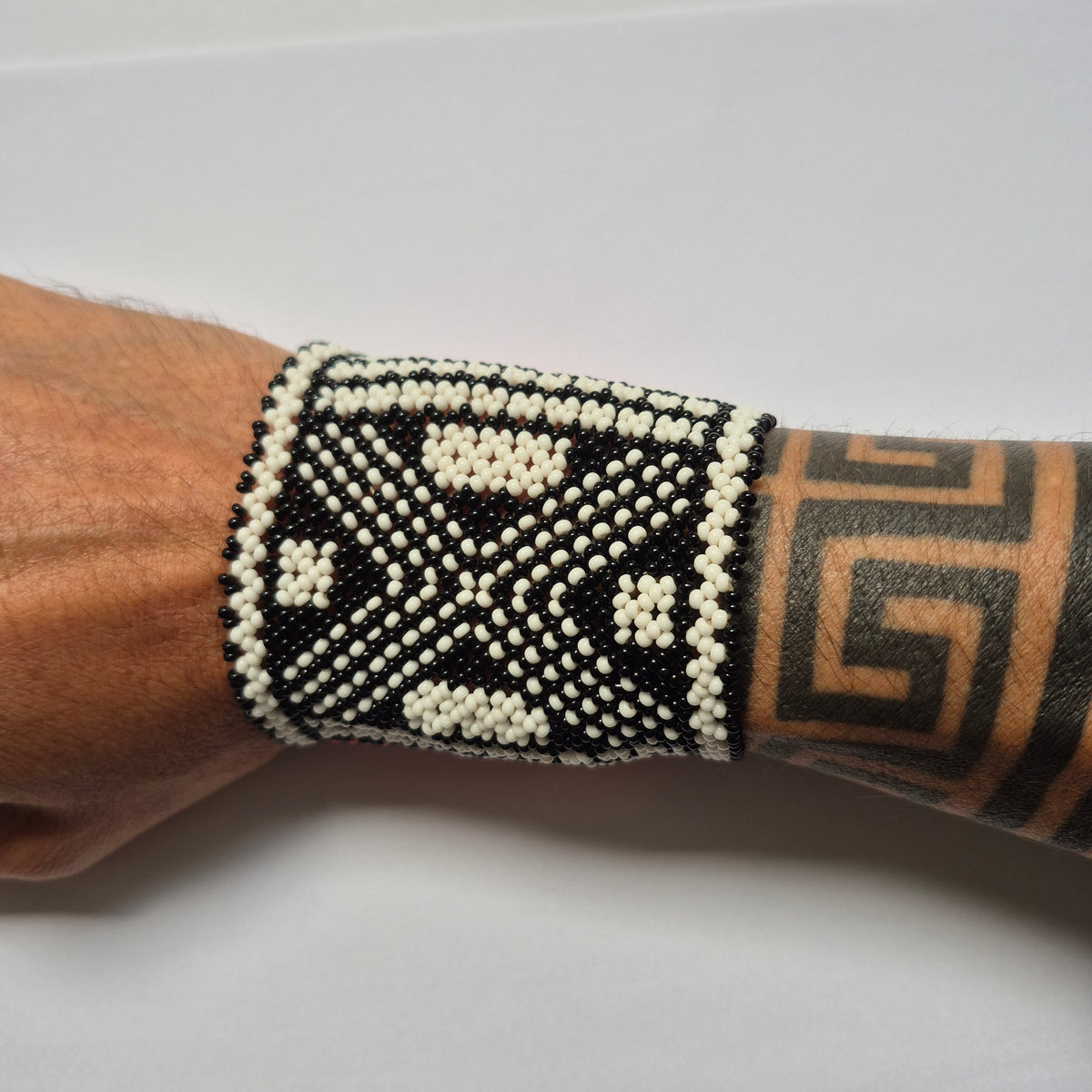 Pulseira de Miçanga Branca Preta e Vermelha  Fio elástico Povo Waura
