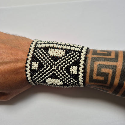 Pulseira de Miçanga Branca Preta e Vermelha  Fio elástico Povo Waura