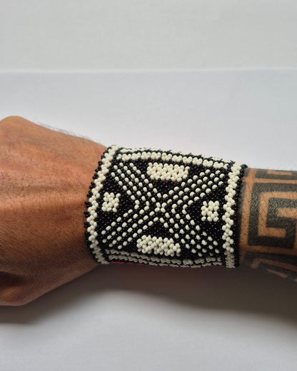 Pulseira de Miçanga Branca Preta e Vermelha  Fio elástico Povo Waura