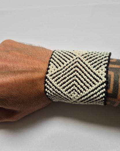 Pulseira de Miçanga Branca e Preta Fio elástico Povo Waura