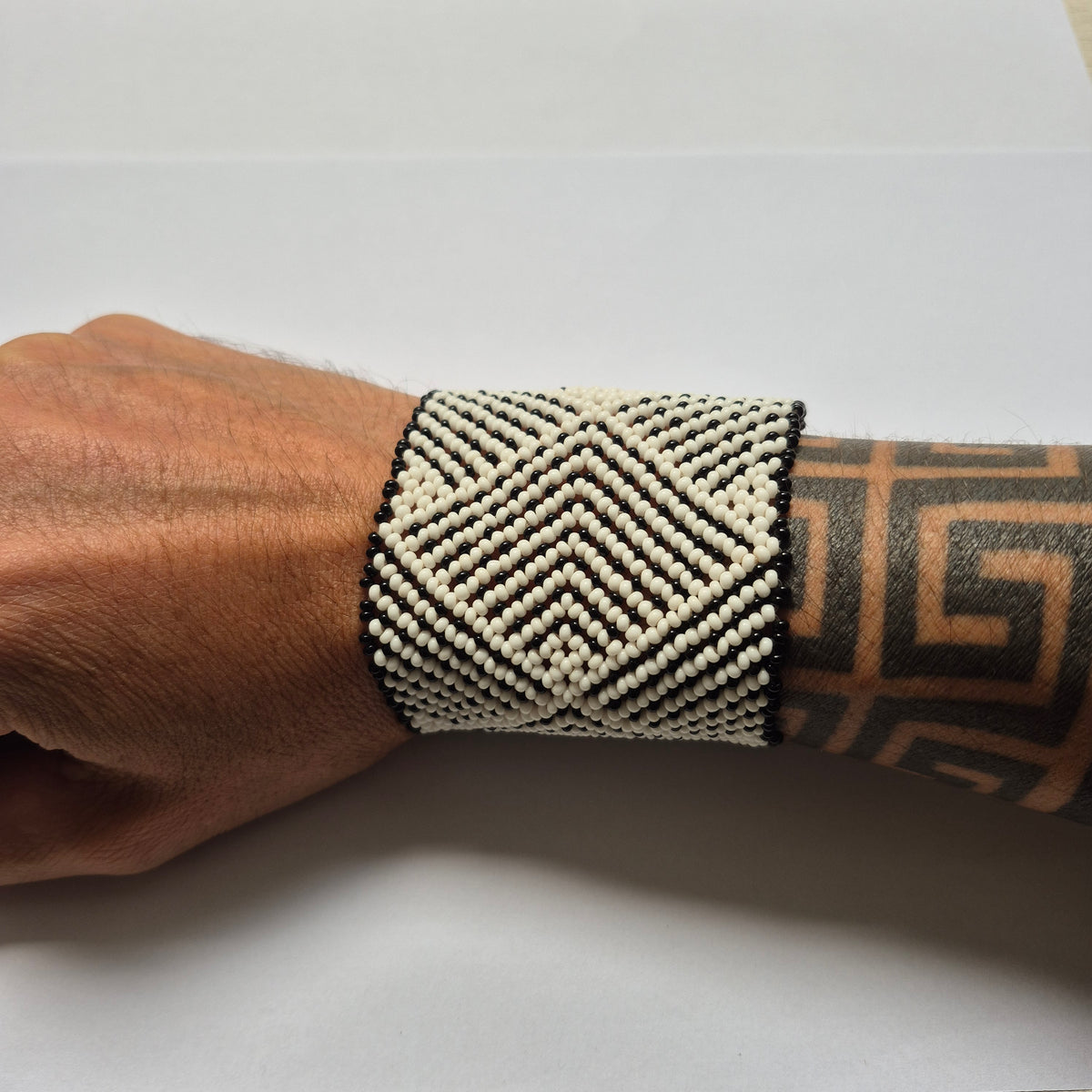 Pulseira de Miçanga Branca e Preta Fio elástico Povo Waura
