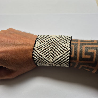Pulseira de Miçanga Branca e Preta Fio elástico Povo Waura