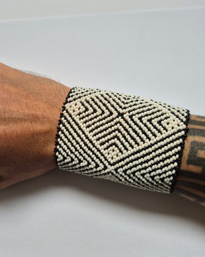 Pulseira de Miçanga Branca e Preta Fio elástico Povo Waura