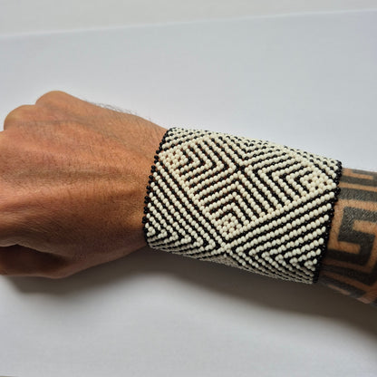 Pulseira de Miçanga Branca e Preta Fio elástico Povo Waura