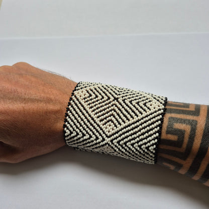 Pulseira de Miçanga Branca e Preta Fio elástico Povo Waura