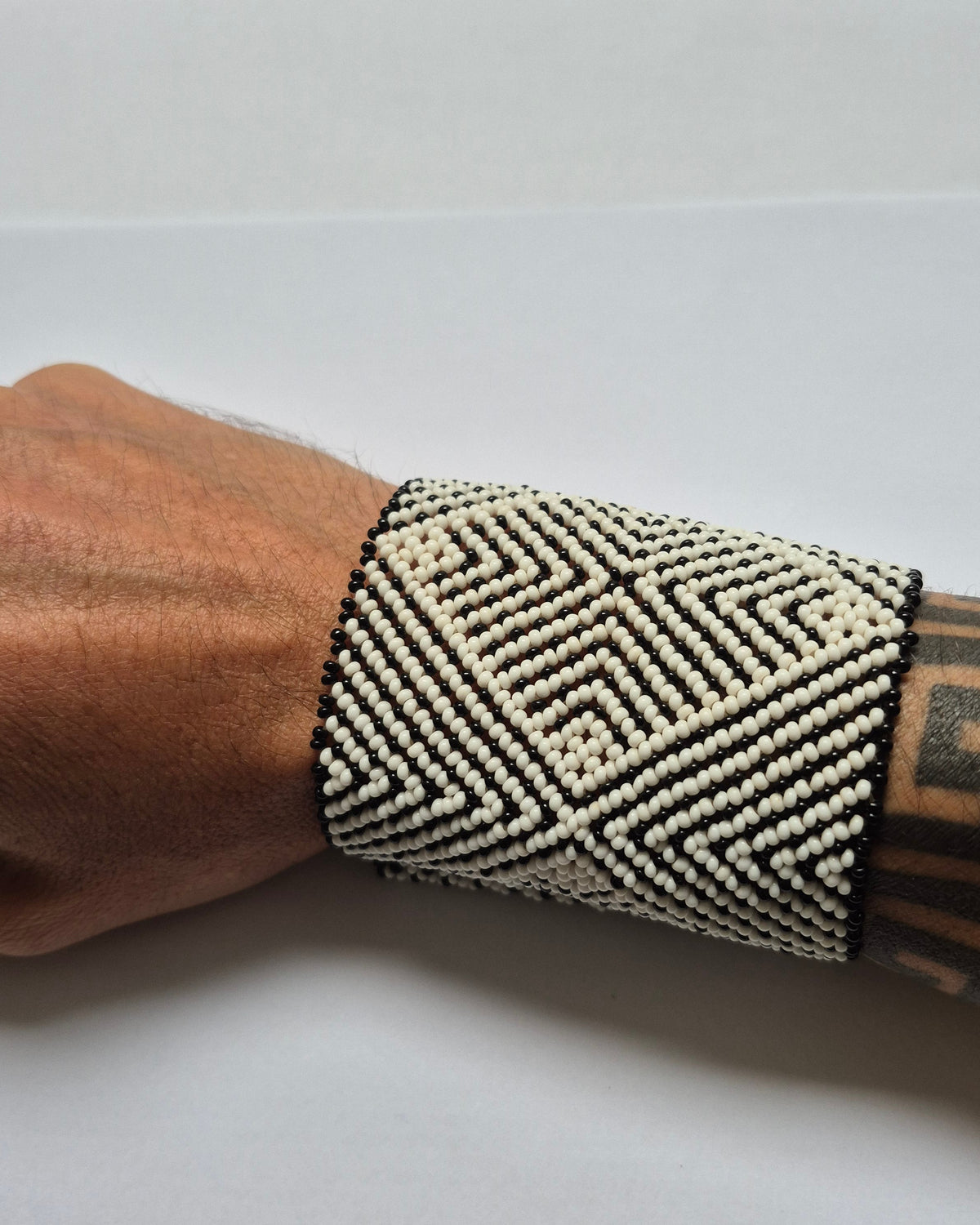 Pulseira de Miçanga Branca e Preta Fio elástico Povo Waura