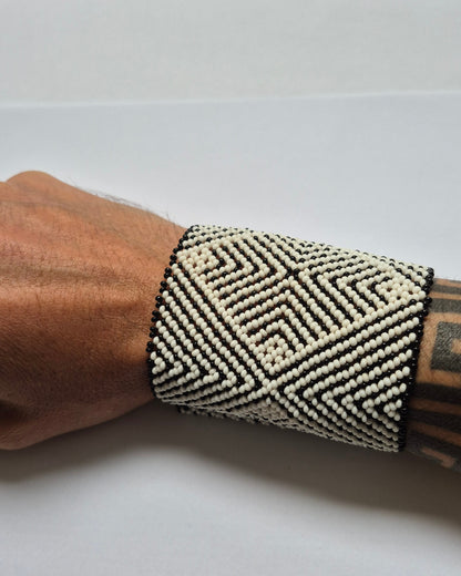 Pulseira de Miçanga Branca e Preta Fio elástico Povo Waura