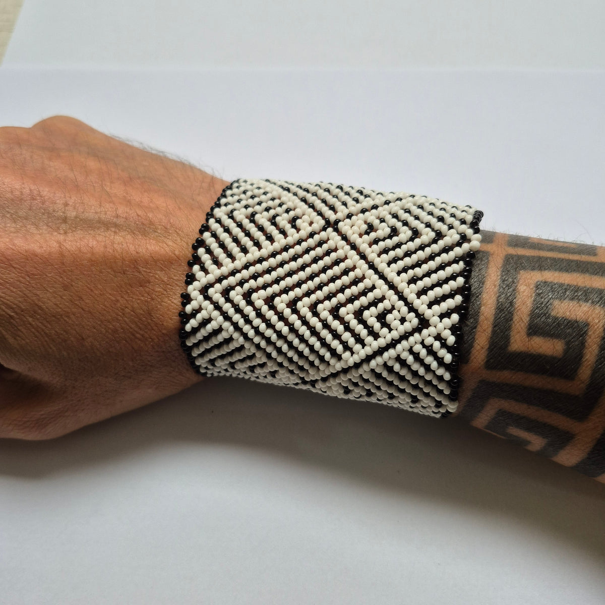 Pulseira de Miçanga Branca e Preta Fio elástico Povo Waura