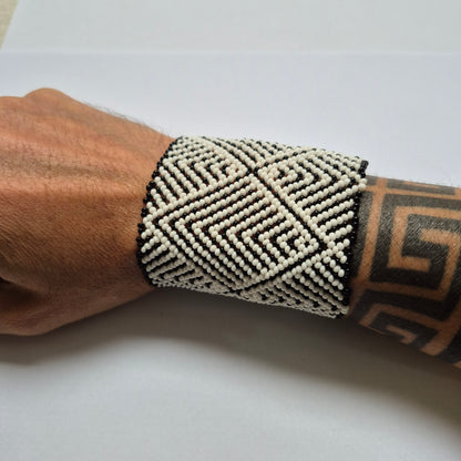 Pulseira de Miçanga Branca e Preta Fio elástico Povo Waura
