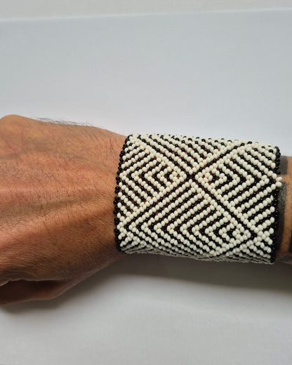 Pulseira de Miçanga Branca e Preta Fio elástico Povo Waura