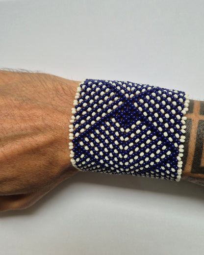 Pulseira de Miçanga Branca e Azul Fio elástico Povo Waura
