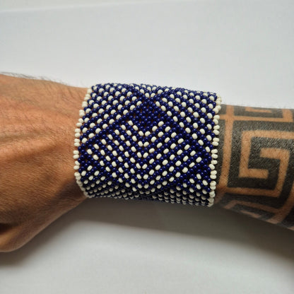 Pulseira de Miçanga Branca e Azul Fio elástico Povo Waura