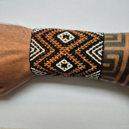 Pulseira de Miçanga Branca Preta e Bege  Fio elástico Povo Waura