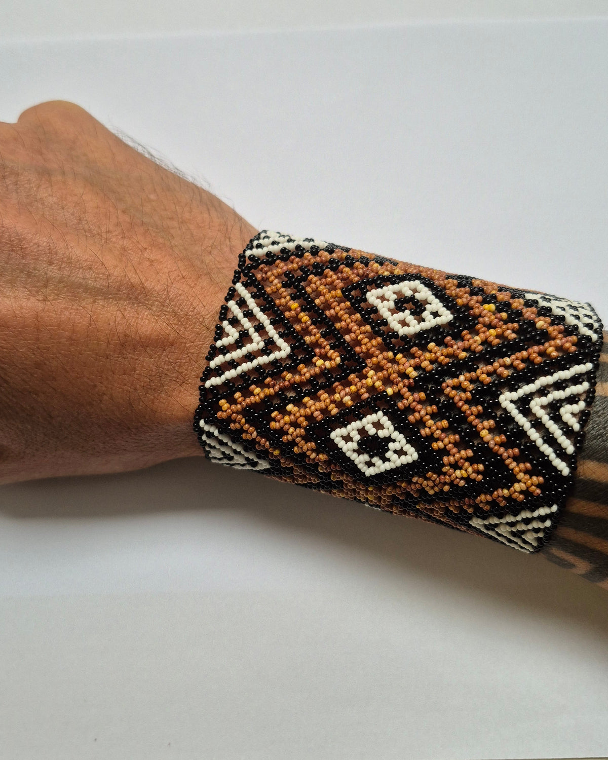 Pulseira de Miçanga Branca Preta e Bege  Fio elástico Povo Waura