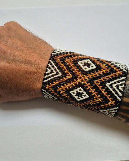 Pulseira de Miçanga Branca Preta e Bege  Fio elástico Povo Waura