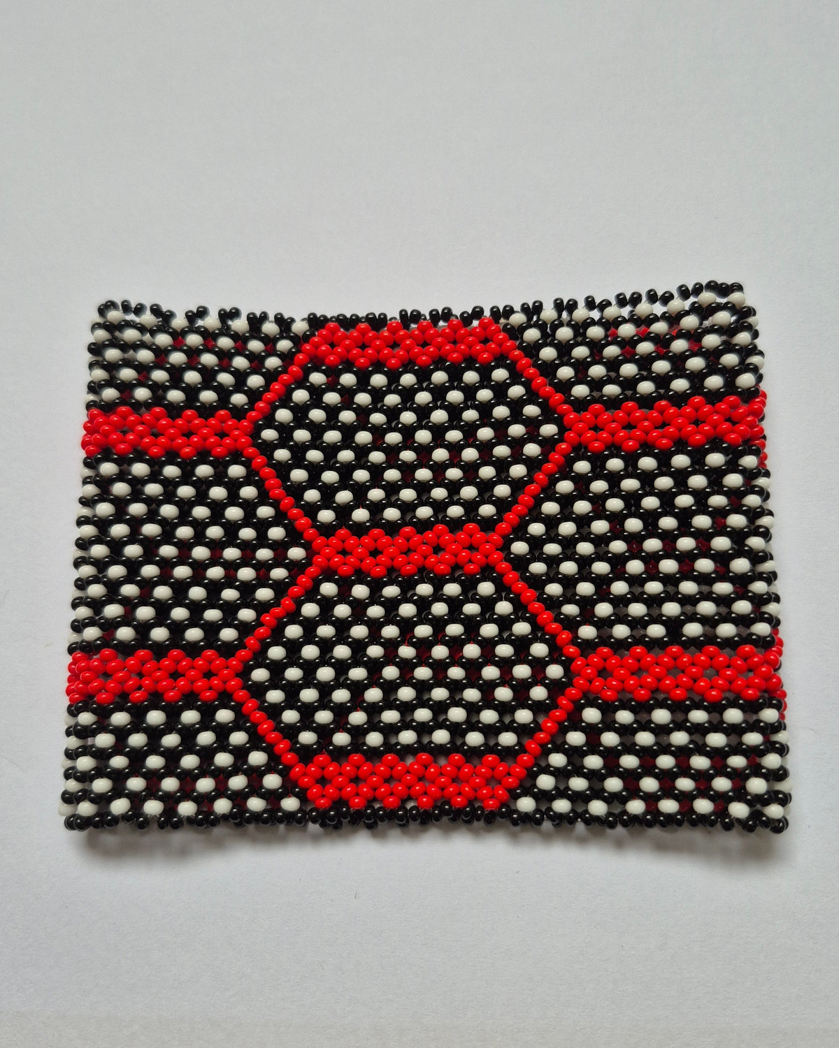 Pulseira de Miçanga Branca Preta e Vermelha  Fio elástico Povo Waura