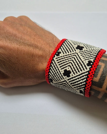 Pulseira de Miçanga Branca Preta e Vermelha  Fio elástico Povo Waura