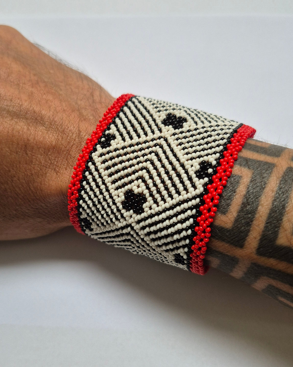 Pulseira de Miçanga Branca Preta e Vermelha  Fio elástico Povo Waura