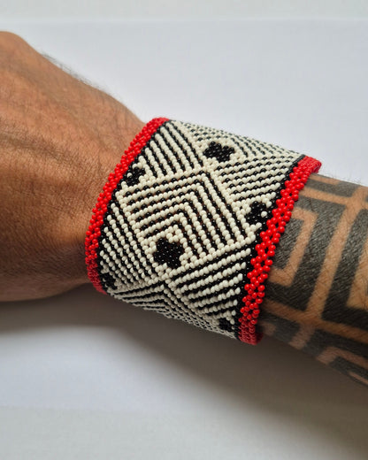 Pulseira de Miçanga Branca Preta e Vermelha  Fio elástico Povo Waura