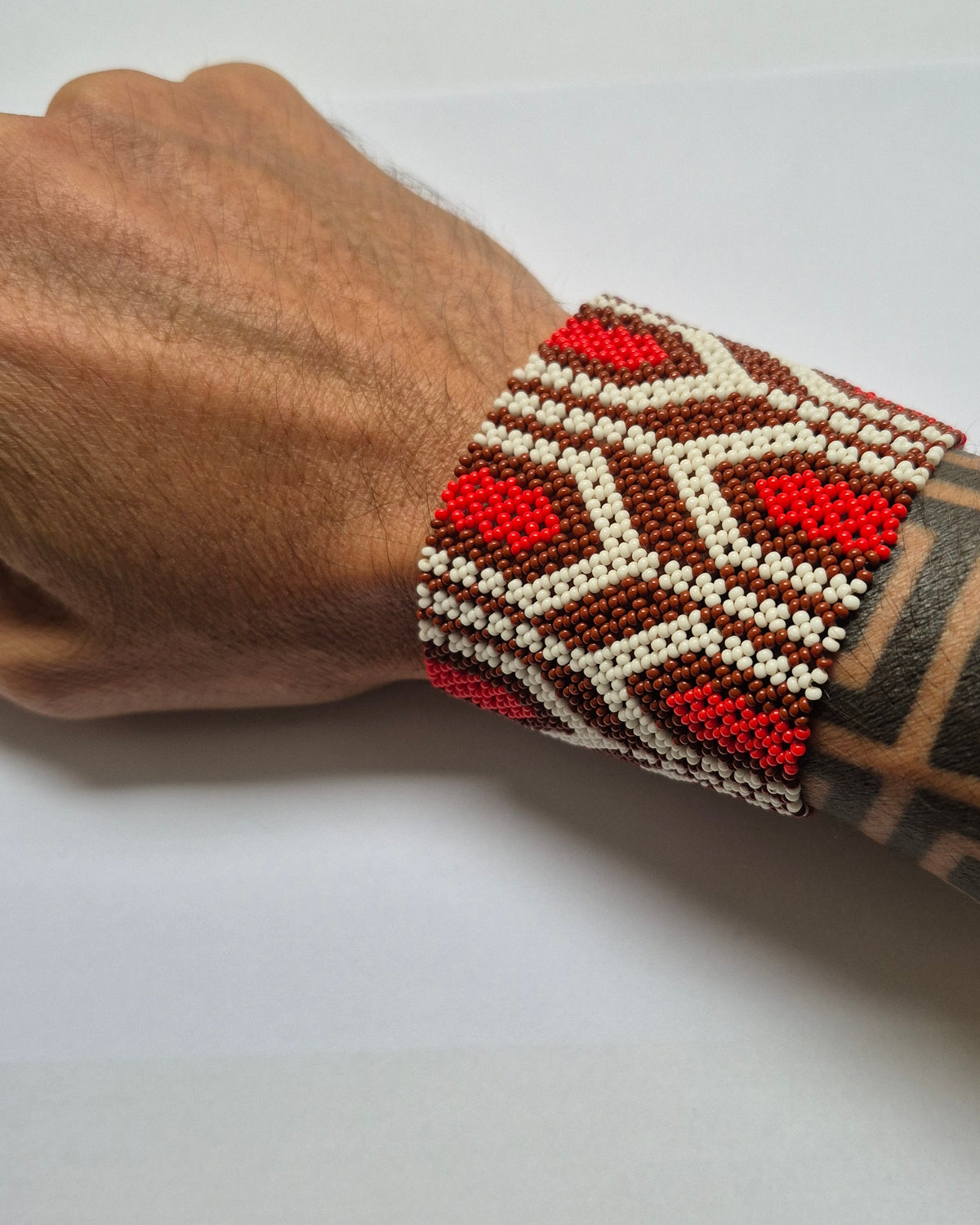 Pulseira de Miçanga Marrom Branca e Vermelha Fio elástico Povo Waura