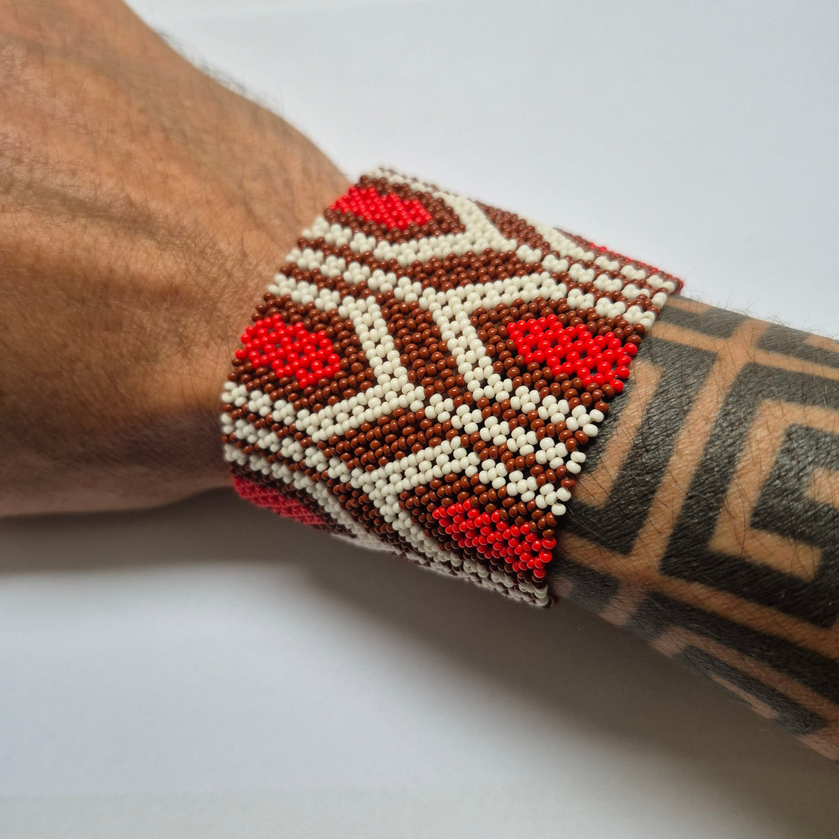 Pulseira de Miçanga Marrom Branca e Vermelha Fio elástico Povo Waura