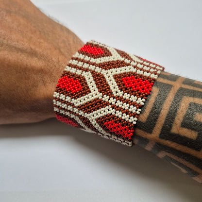 Pulseira de Miçanga Marrom Branca e Vermelha Fio elástico Povo Waura
