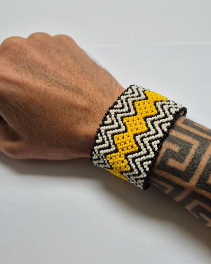 Pulseira de Miçanga Branca Preta e Amarela Fio elástico Povo Waura