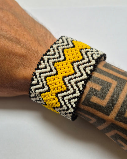Pulseira de Miçanga Branca Preta e Amarela Fio elástico Povo Waura