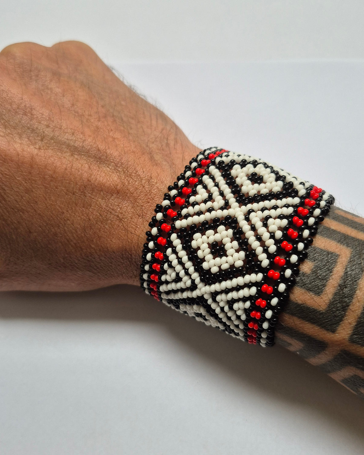 Pulseira de Miçanga Vermelha Preta e Branca  Povo Waura