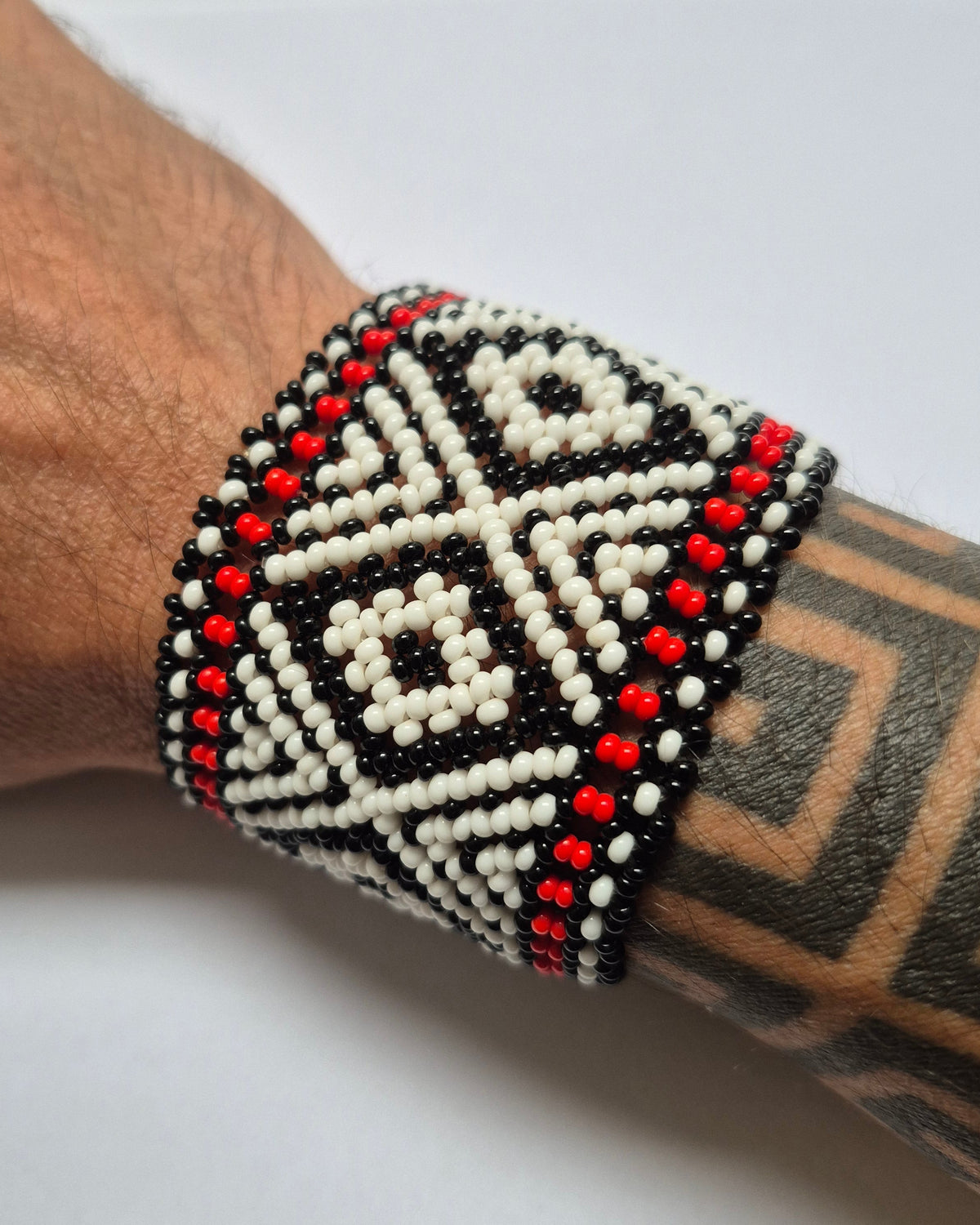 Pulseira de Miçanga Vermelha Preta e Branca  Povo Waura