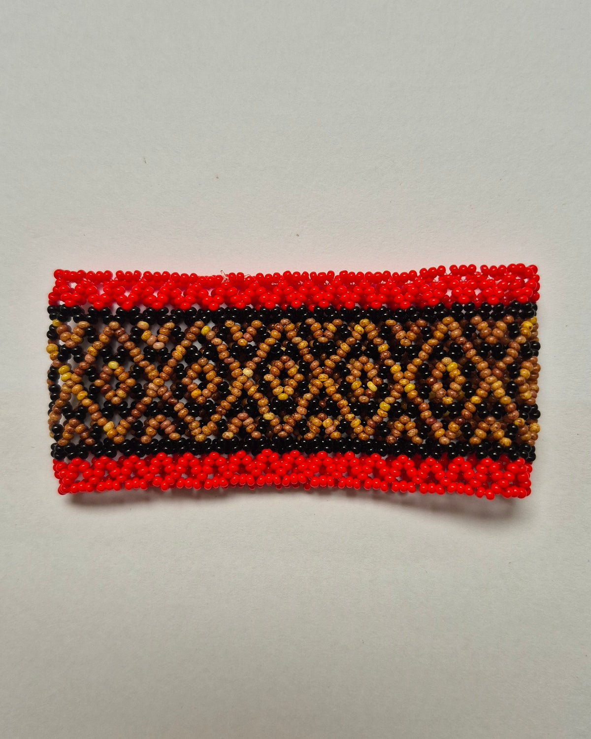 Pulseira de Miçanga Vermelha Preta e Bege Povo Waura