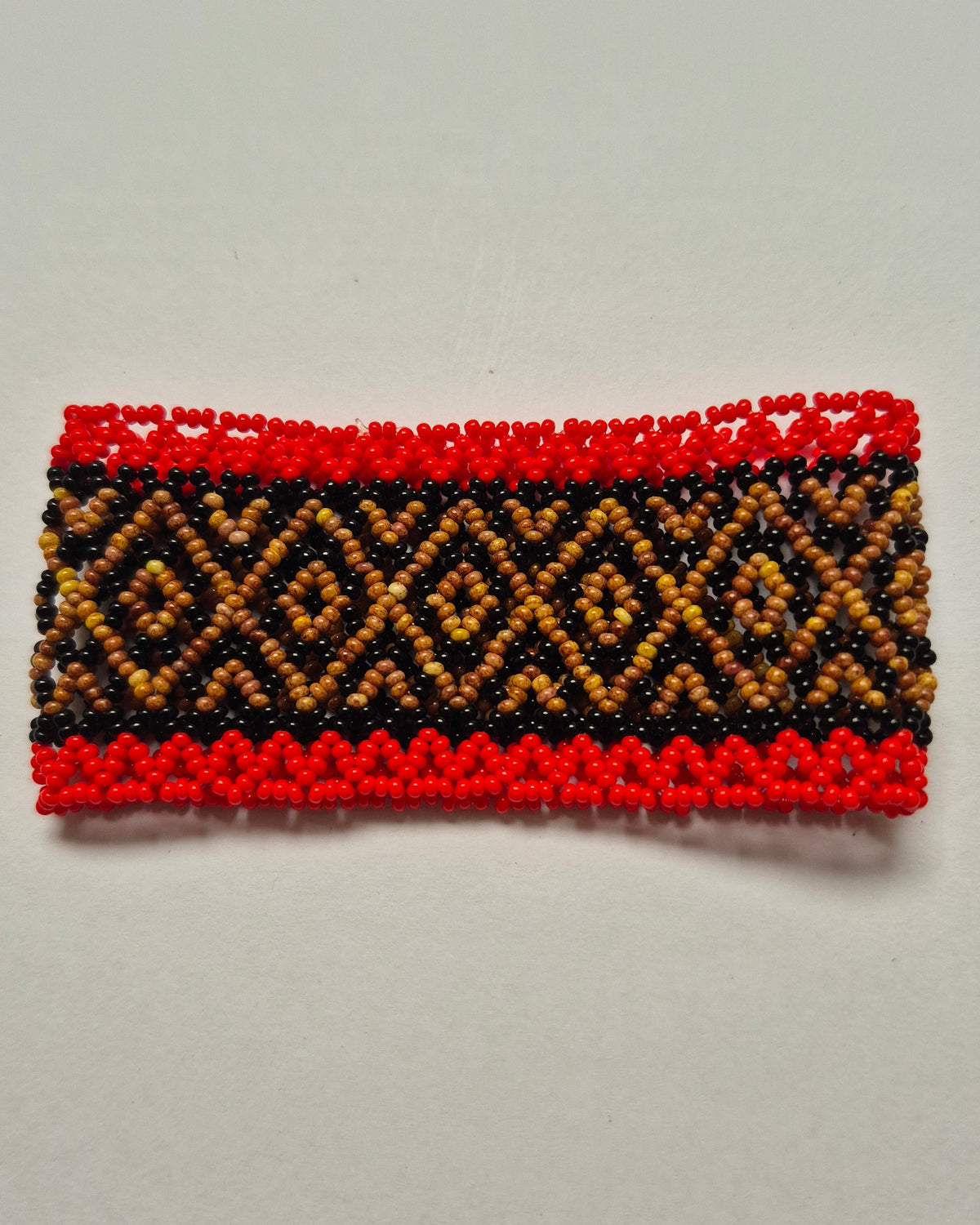 Pulseira de Miçanga Vermelha Preta e Bege Povo Waura