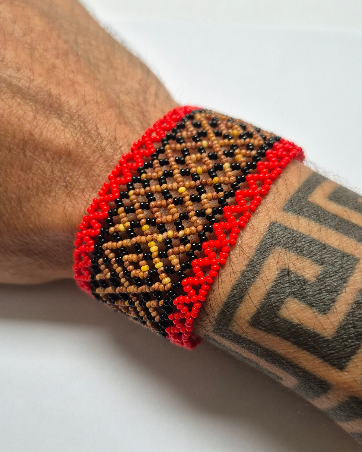 Pulseira de Miçanga Vermelha Preta e Bege Povo Waura