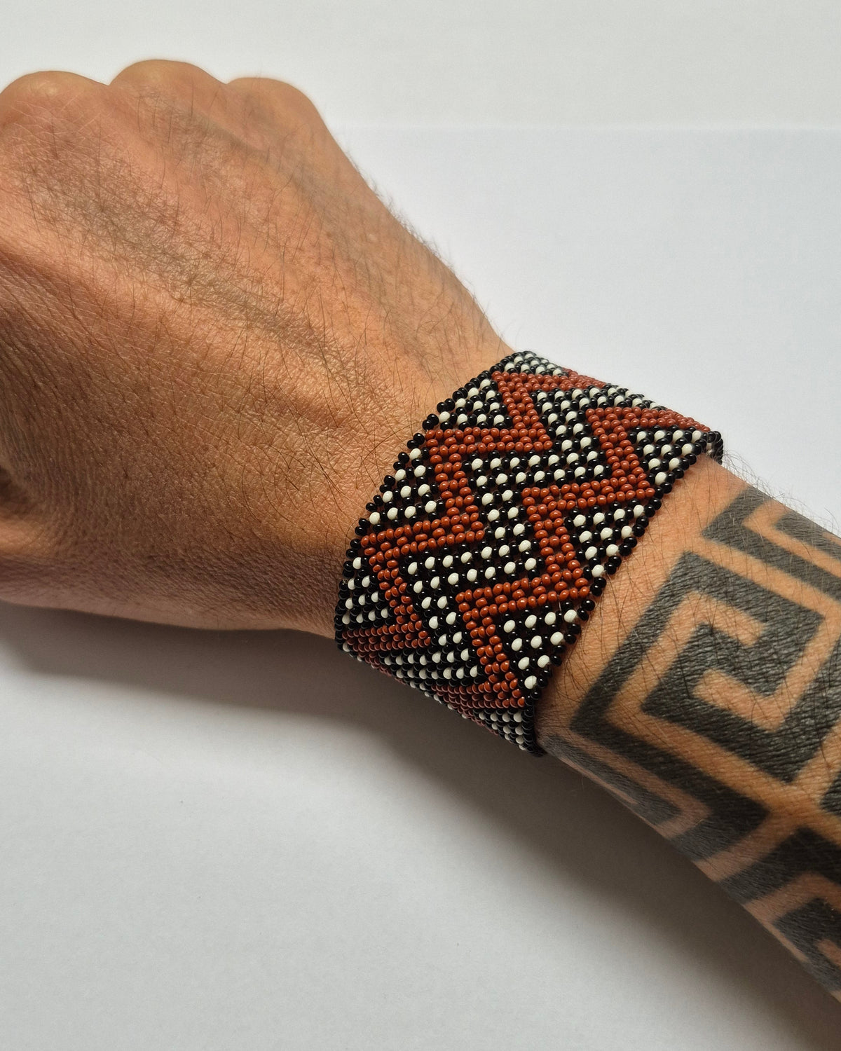 Pulseira de Miçanga Preta Branca e Marrom Povo Waura