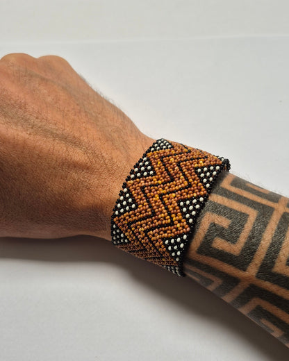 Pulseira de Miçanga Preta Branca e Bege Povo Waura