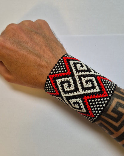 Pulseira de Miçanga Branca Preta e Vermelha fio Elástico Povo Kamayurá
