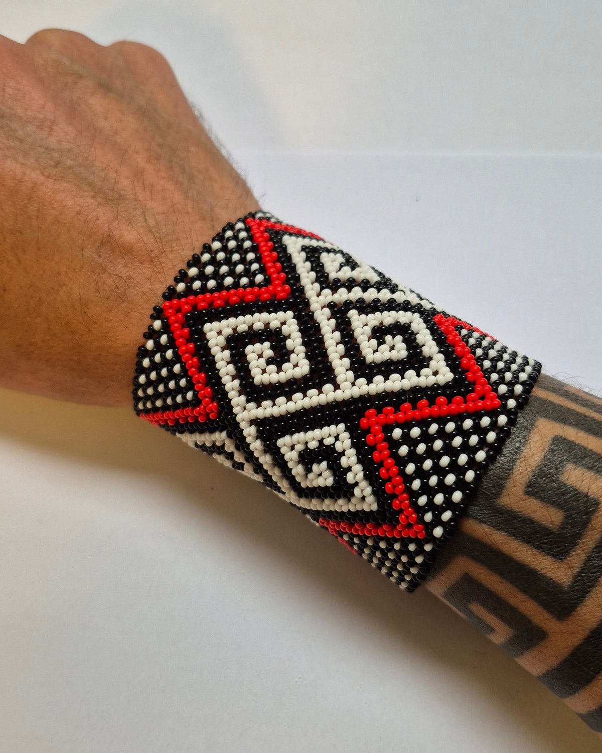 Pulseira de Miçanga Branca Preta e Vermelha fio Elástico Povo Kamayurá