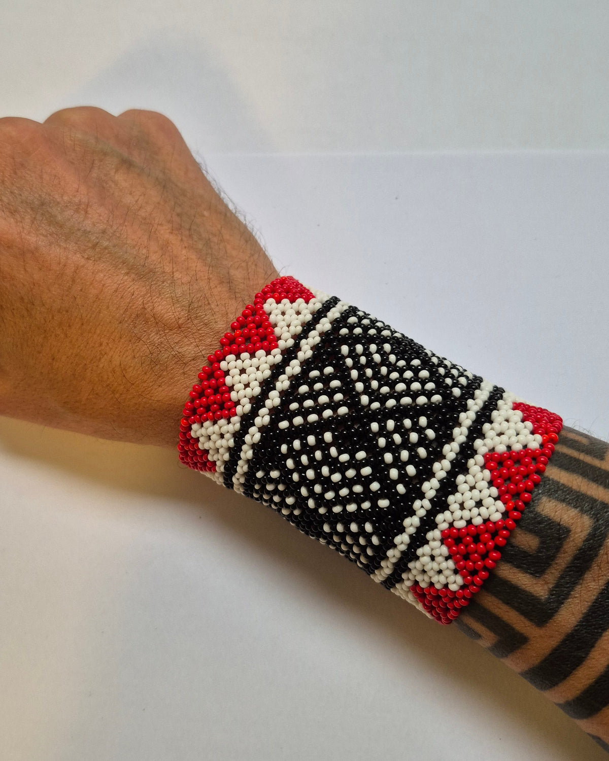 Pulseira de Miçanga Branca Preta e Vermelha fio Elástico Povo Kamayurá
