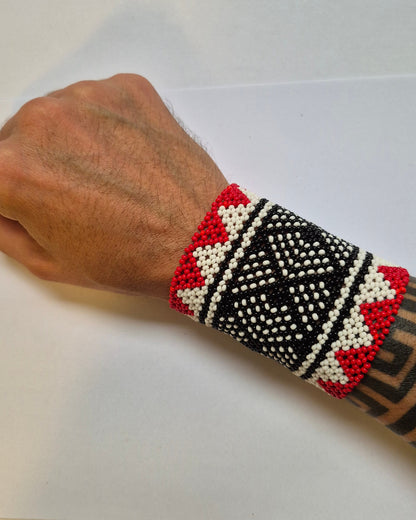 Pulseira de Miçanga Branca Preta e Vermelha fio Elástico Povo Kamayurá