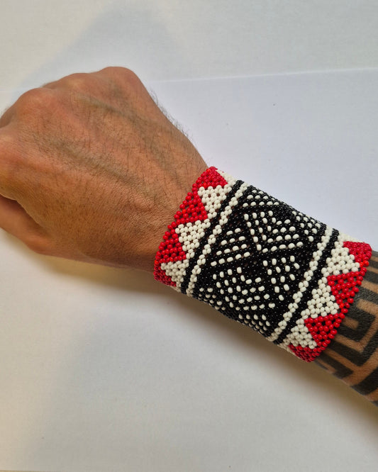Pulseira de Miçanga Branca Preta e Vermelha fio Elástico Povo Kamayurá