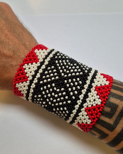 Pulseira de Miçanga Branca Preta e Vermelha fio Elástico Povo Kamayurá