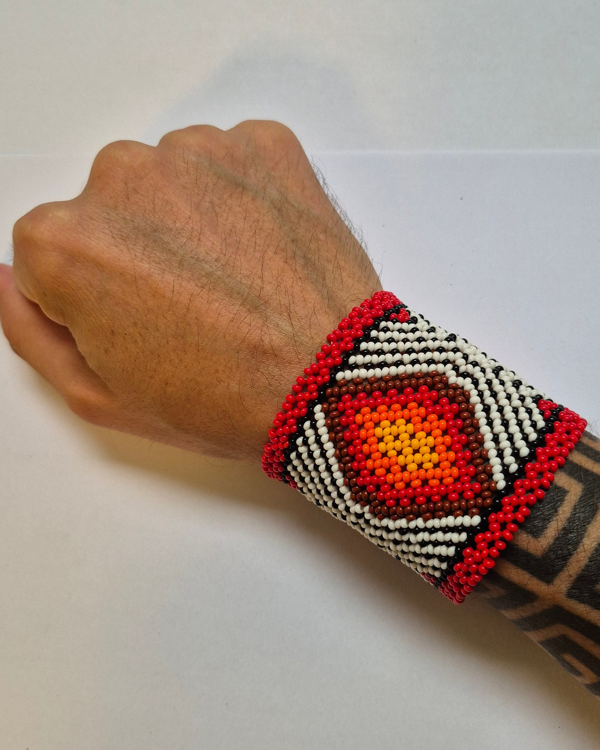 Pulseira de Miçanga Branca Preta e Vermelha fio Elástico Povo Kamayurá